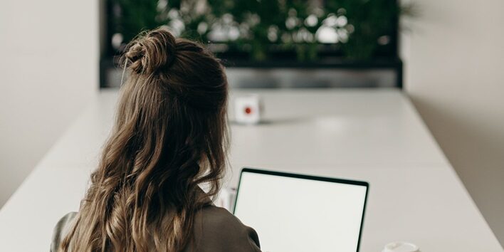 Laptop User Cottombro Día Mundial de Internet