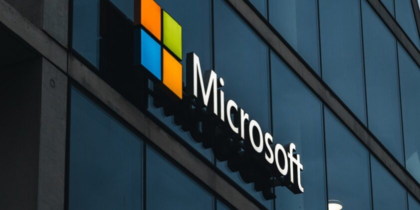 Microsoft logo en fachada Microsoft