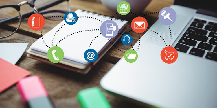 digital composite of laptop with graphic Experiencia del cliente