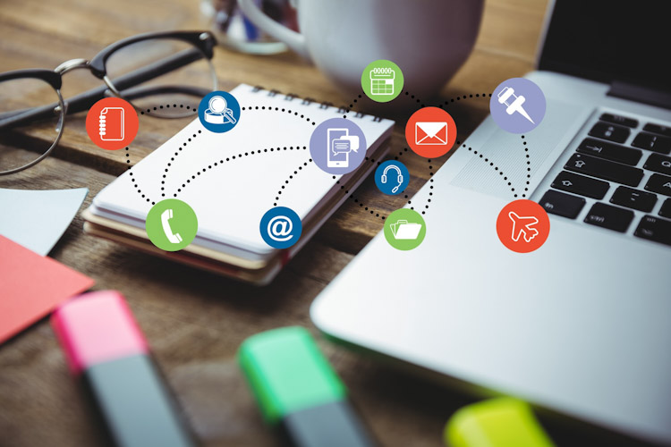 digital composite of laptop with graphic Experiencia del cliente
