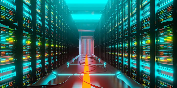 Data center with server racks in a corridor room Eficiencia energética