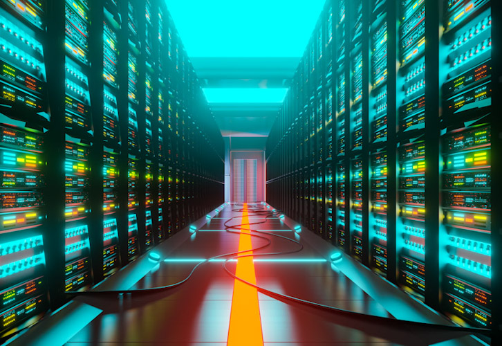 Data center with server racks in a corridor room Eficiencia energética