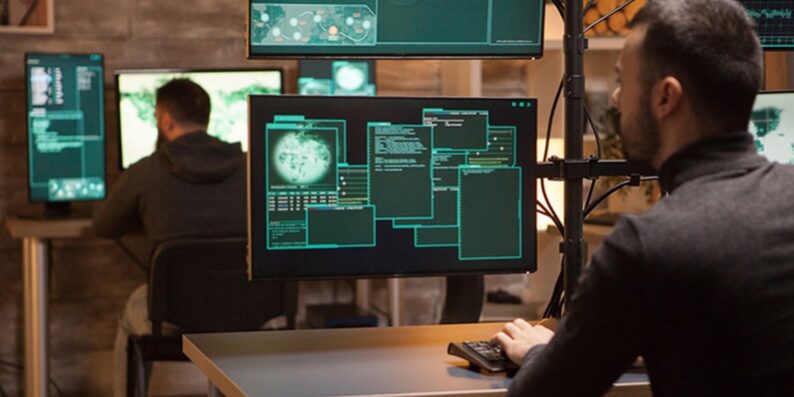 Back view of dangerous team of hackers ciberseguridad en la nube