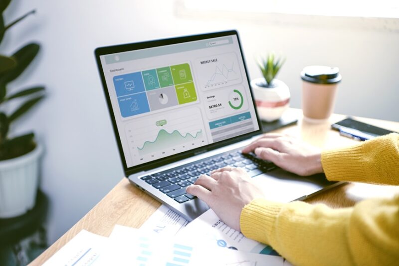 Businesspeople working in finance and accounting Analyze financi CRM