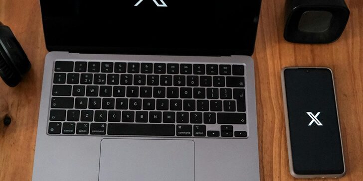 X en laptop y smartphone Grok