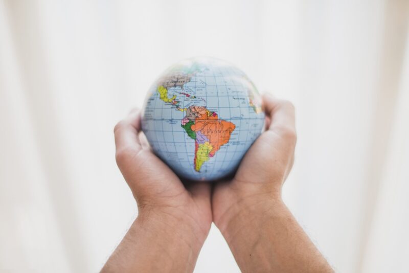 person-s-hand-holding-small-globe sector público