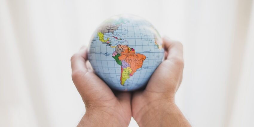 person-s-hand-holding-small-globe sector público