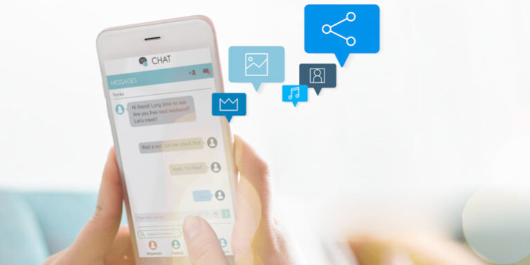 Woman texting on a couch Clientes contentos