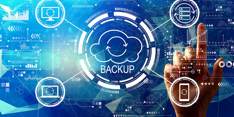 Backup concept with hand pressing a button Copia de seguridad