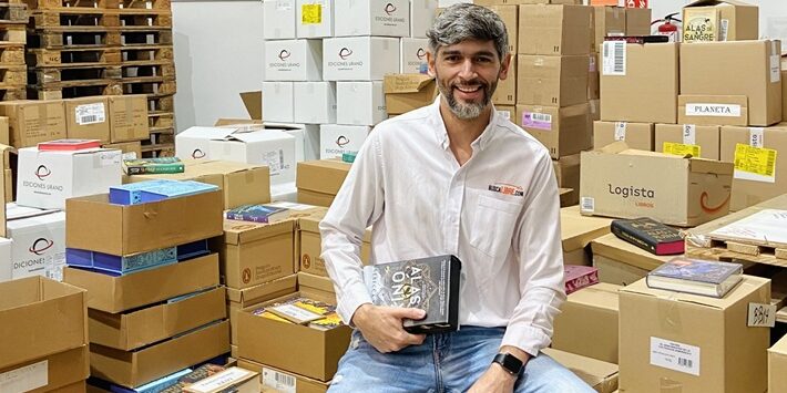 Juan José Daza, Director Comercial y de Marketing de Buscalibre en bodegas de Barcelona Buscalibre