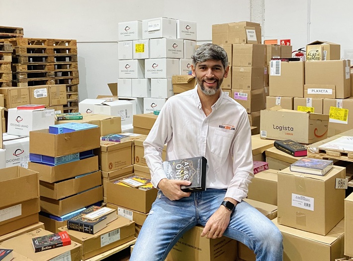 Juan José Daza, Director Comercial y de Marketing de Buscalibre en bodegas de Barcelona Buscalibre