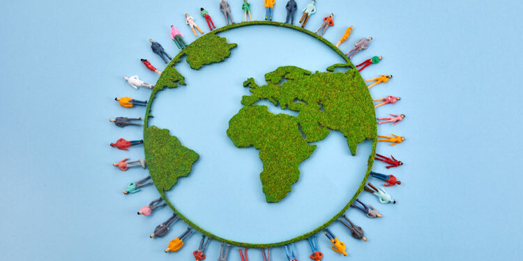 World Population Day, creative concept. Large and diverse group of people in the shape of the world map Logística circular