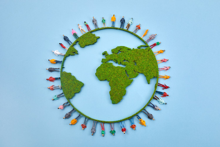 World Population Day, creative concept. Large and diverse group of people in the shape of the world map Logística circular
