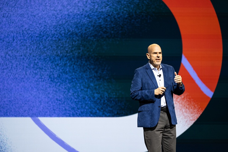 Mike Sicilia presenta la estrategia de Oracle para integrar inteligencia artificial en las aplicaciones y operaciones empresariales durante Oracle AI World 2026.