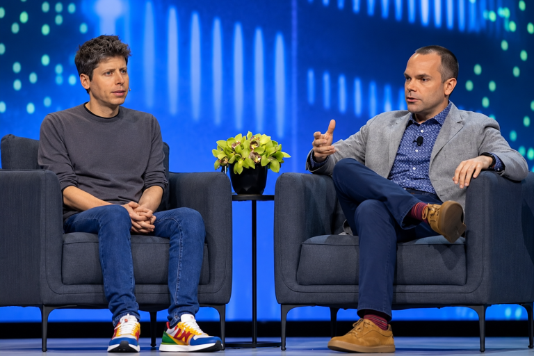 Sam Altman y Clay Magouyrk conversan durante Oracle AI World en Las Vegas.