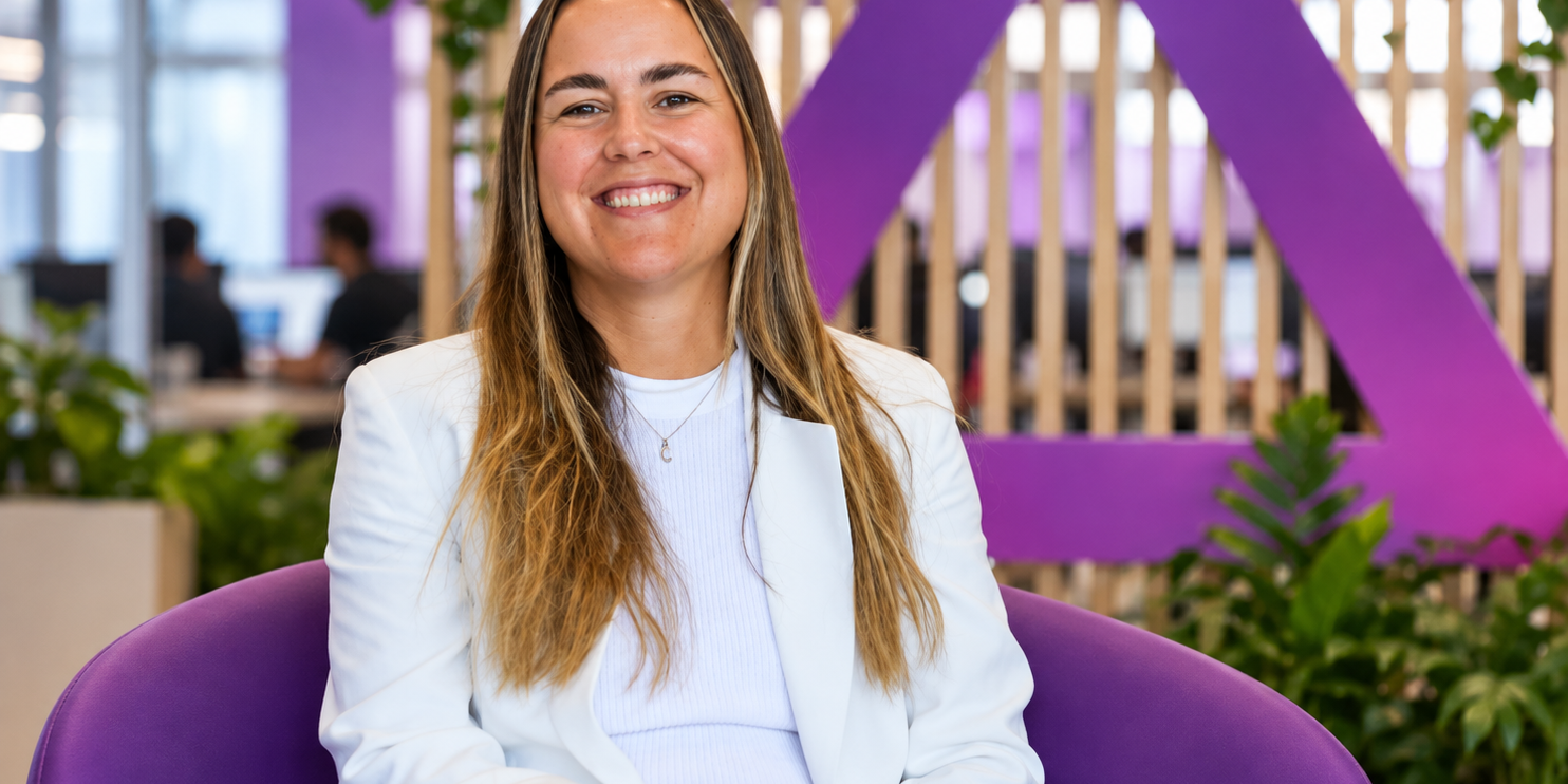 Retrato corporativo con acento morado Regulación de la inteligencia artificial