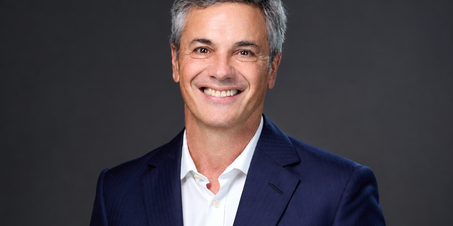 Retrato corporativo de hombre sonriente Diego Majdalani, Lenovo.