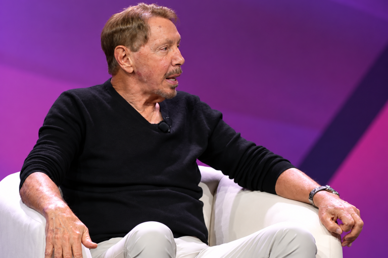 Larry Ellison presenta la estrategia de Oracle para transformar el software empresarial mediante inteligencia artificial en Oracle AI World 2026.