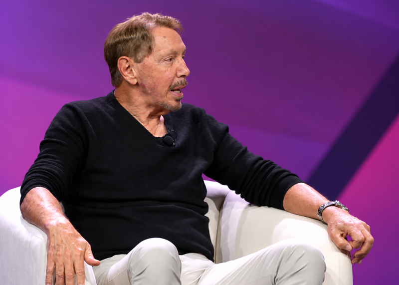Retrato de entrevistado en escenario púrpura Larry Ellison presenta la estrategia de Oracle para transformar el software empresarial mediante inteligencia artificial en Oracle AI World 2026.